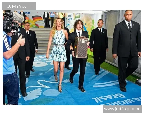 足球明星时尚穿搭大揭秘赛场外的潮流风范与个人魅力展示