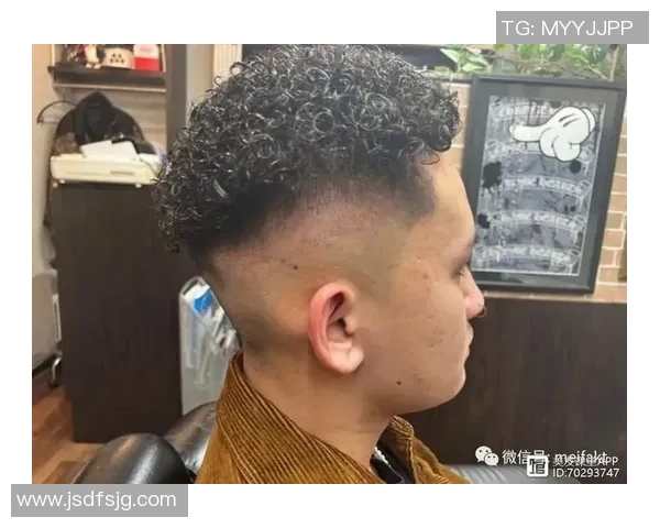 足球明星羊毛卷男发的时尚潮流解析与造型技巧分享